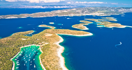 Kroatische eilanden en baaien in de Adriatische Zee vanuit de lucht