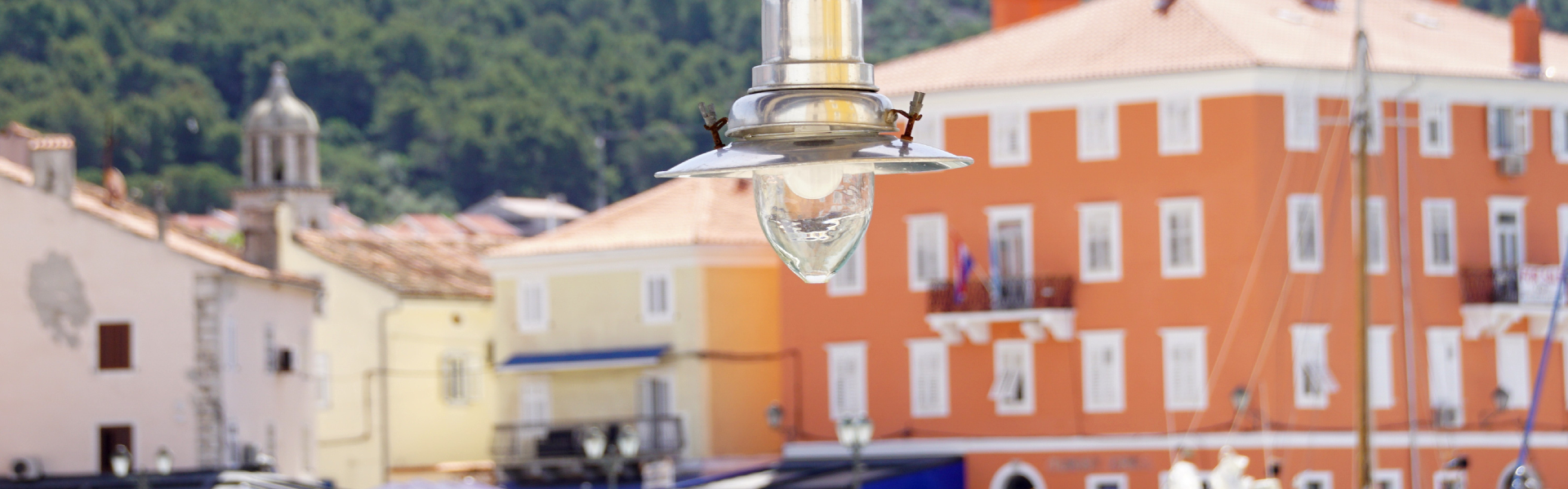 Kleurrijke huizen in een mediterraan kustplaatsje in Kroatië