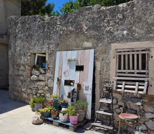 Authentiek natuurstenen huis met bloemen in Kroatië