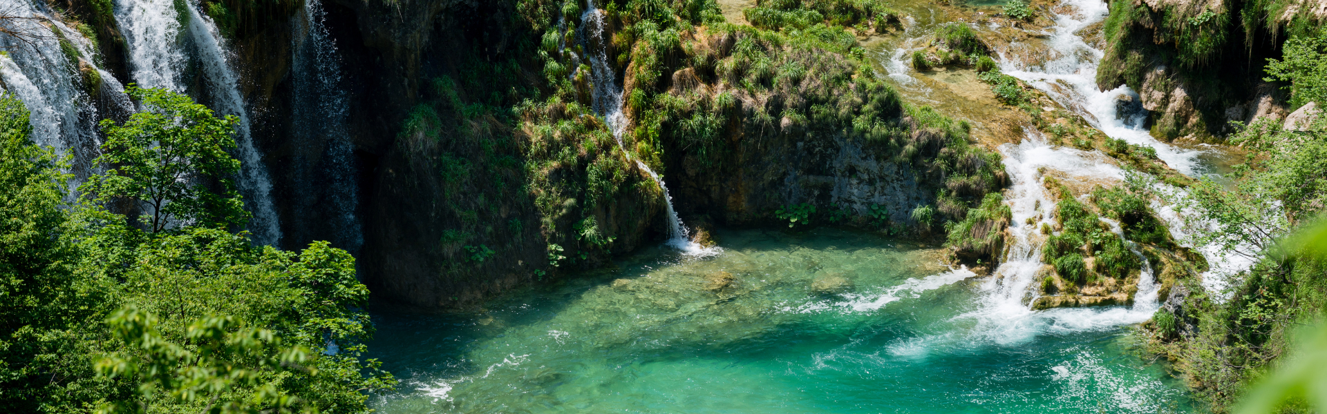 Watervallen en turquoise meren in Nationaal Park Plitvice in Kroatië