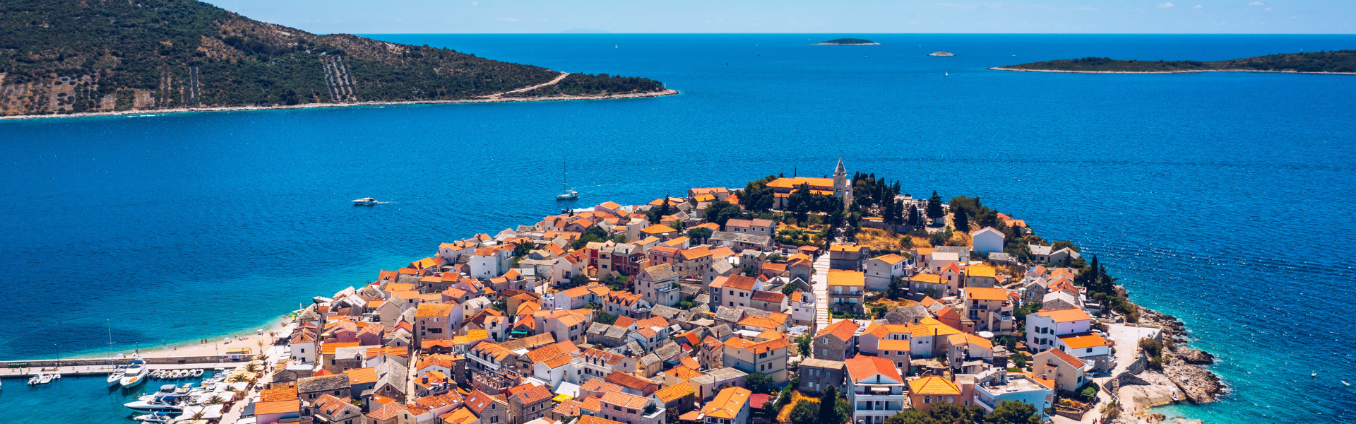 Historisch centrum van Primošten aan de Kroatische kust Titel: Primošten – Kroatië