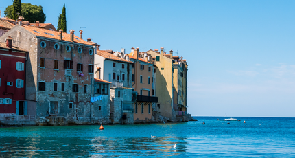 kleurrijke oude huizen in Rovinj direct aan zee
