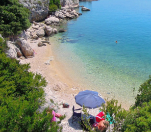 Rustig strandje met helderblauw water in Kroatië