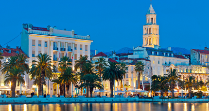 Riva boulevard en historische binnenstad van Split bij avond