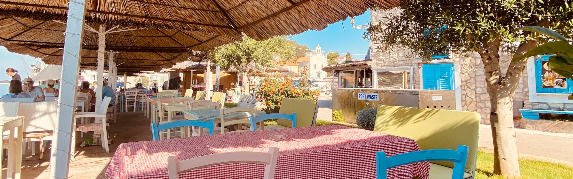 Sfeervol terras bij een kleinschalige accommodatie in Kroatië