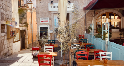 Gezellig terras in een sfeervol straatje op eiland Krk in Kroatië