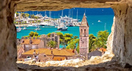 Uitzicht over historische stad en jachthaven in Kroatië