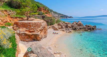 Kleinschalig strand tussen de rotsen aan de Kroatische kust