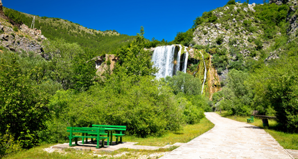 Waterval in een groen natuurgebied in Kroatië