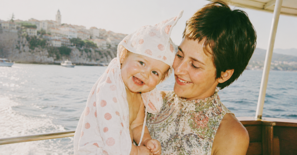 Wendy als kind met haar moeder tijdens een gezinsvakantie in Kroatië.