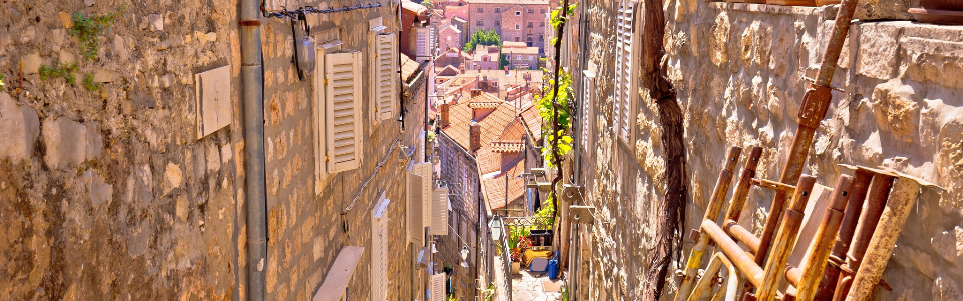 Smal stenen straatje tussen historische huizen in Dalmatië