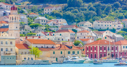 Historische haven van Hvar-stad op het eiland Hvar