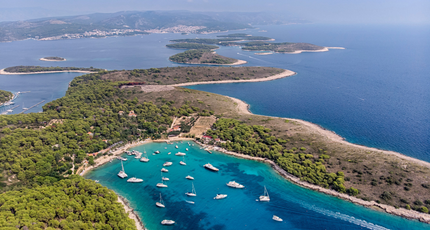 Turquoise zee en rotsachtige eilanden van de Kornati-archipel