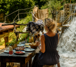 Wendy aan tafel tijdens de lunch in Nationaal Park Krka in Kroatië