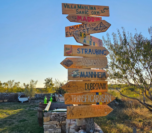Houten wegwijzer in het Kroatische binnenland vlak bij Skradin