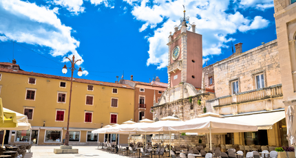 Historisch plein met klokkentoren in Zadar