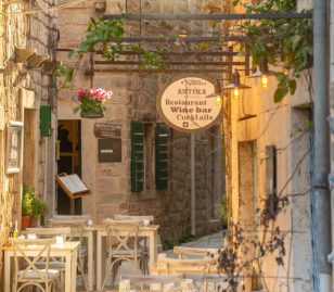 Sfeervol restaurant in een historisch straatje in Kroatië