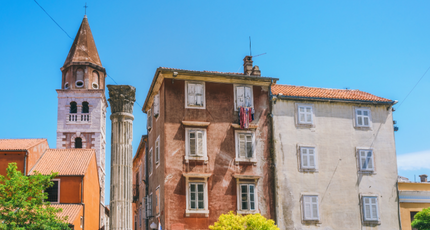 Historische straat in Zadar met kerktoren in Kroatië