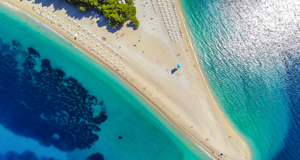 Zlatni Rat strand op het eiland Brač in Kroatië