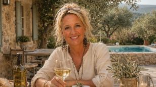 Wendy van Puur Kroatië geniet van een zonnig terras in Kroatië